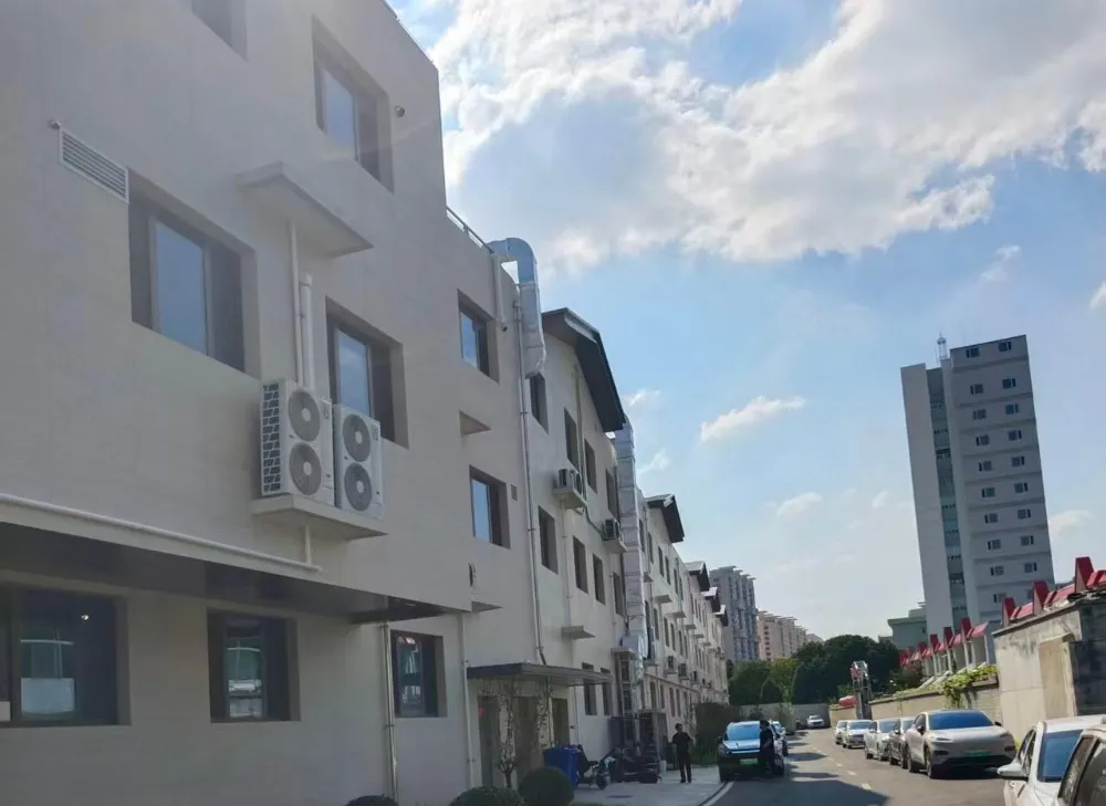 대규모 상업 광장 프로젝트에 석회화 모양의 도자기 타일이 이상적인 이유는 무엇입니까?
